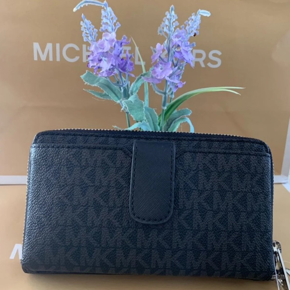 Michael Kors Zip Around /Phone Wallet - Picture 2 of 5